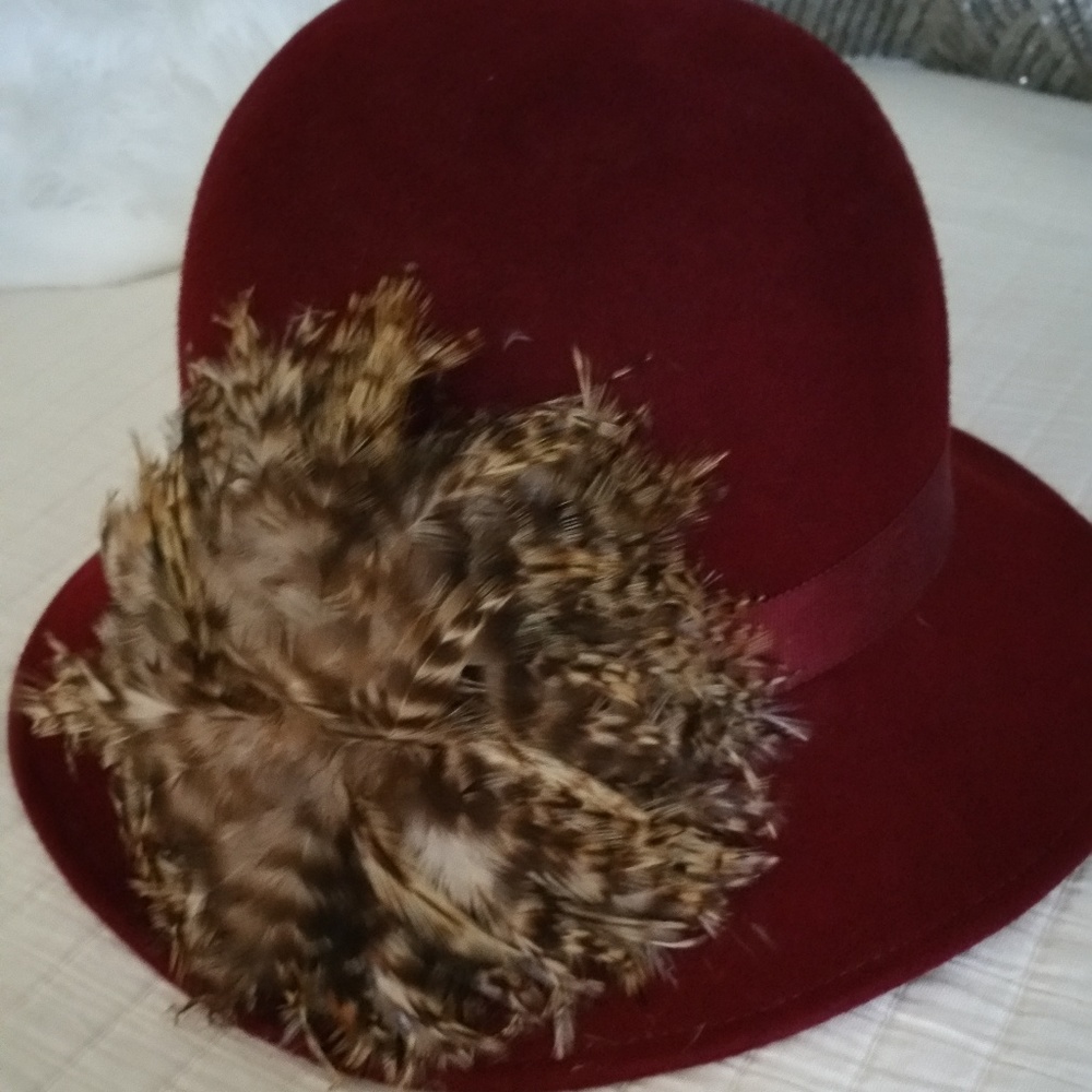 Vintage Wool Hat with feather design 💯 Authentic